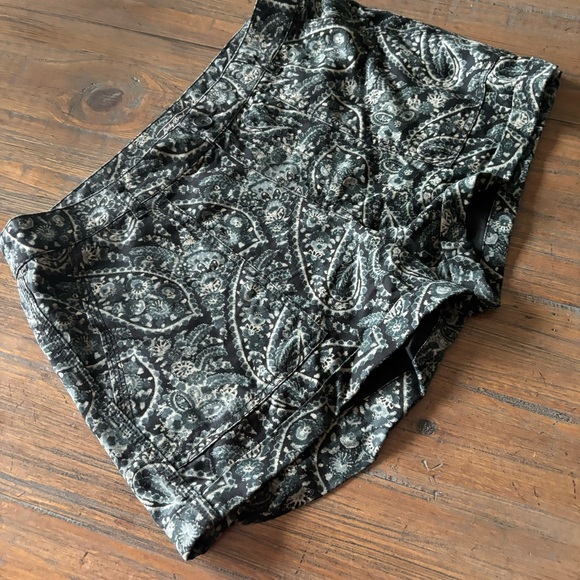 Lucky Brand size 4 black & gray paisley print shorts - Picture 2 of 15